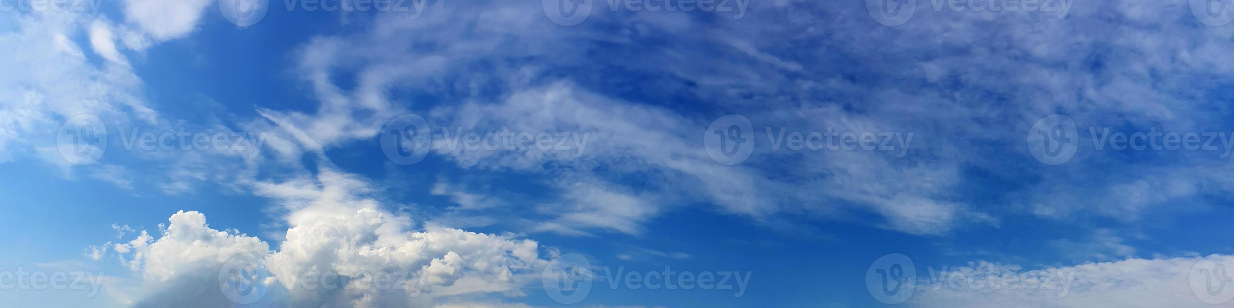 panorama del cielo con nubes en un día soleado foto