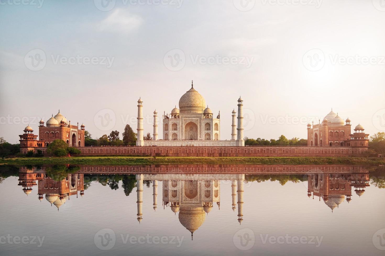 puesta de sol en taj mahal visto desde mehtab bagh reflexionar sobre el río yamuna. foto