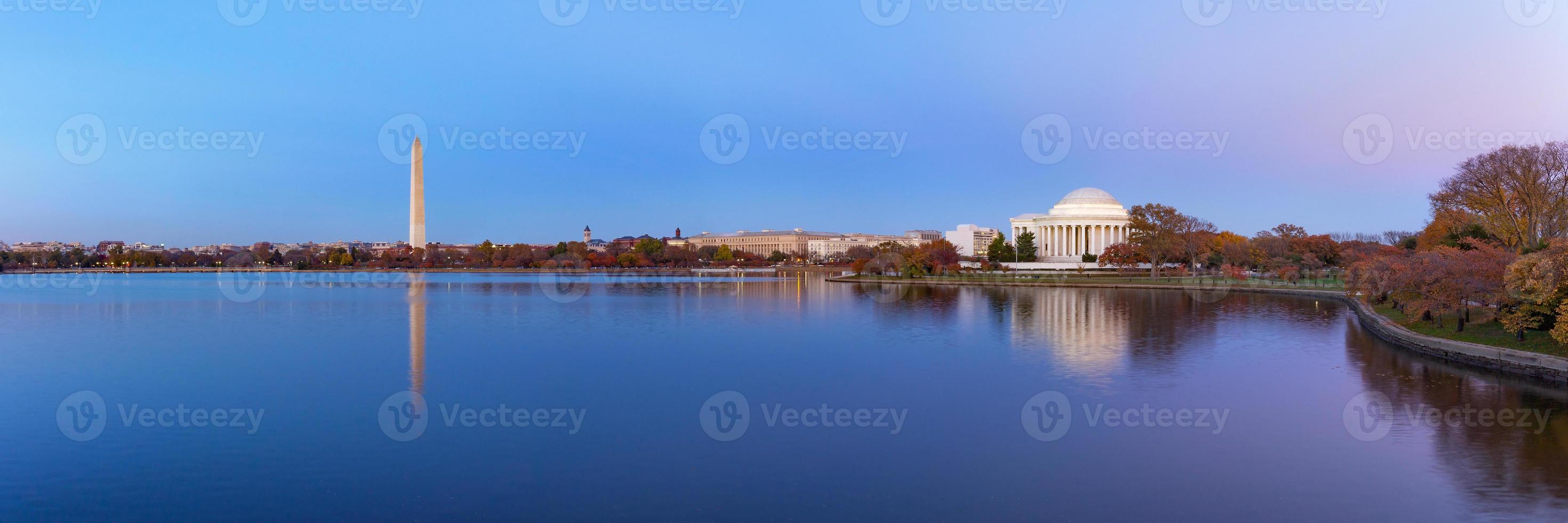 Jefferson Memorial y Washington Monument se refleja en la cuenca de marea en la noche. foto