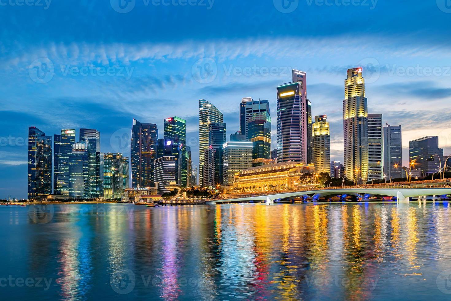 Skyline del distrito de negocios de Singapur durante el espectáculo de láser por la noche. foto