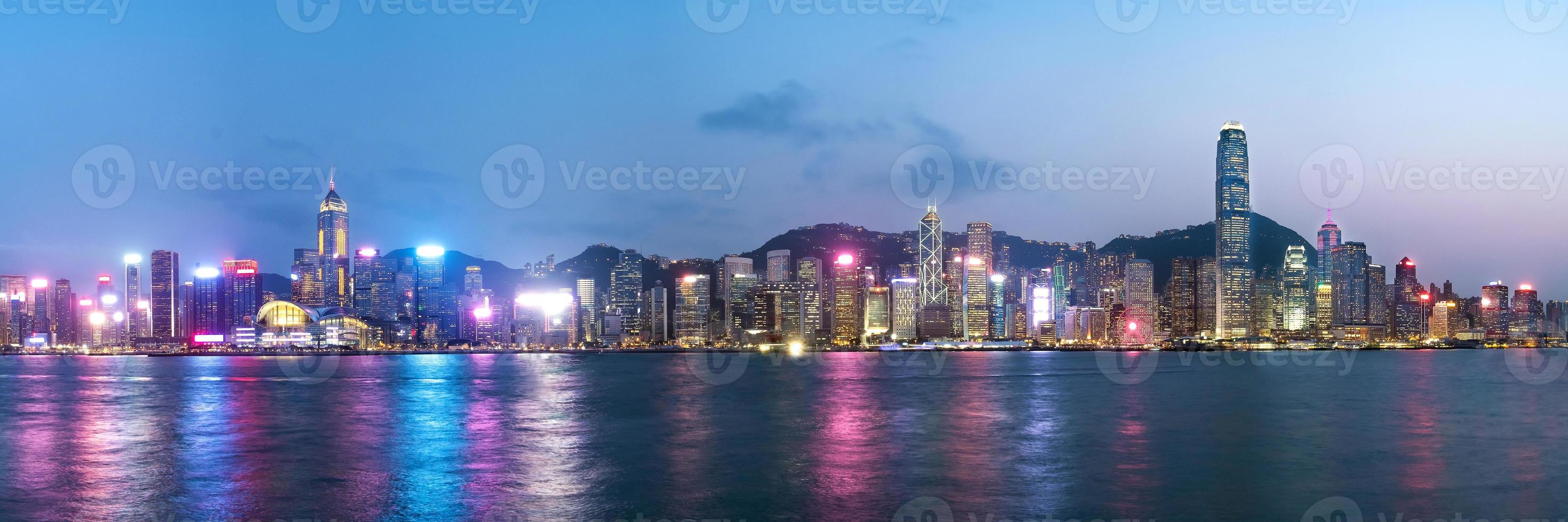 vista panorámica del horizonte de hong kong en la noche vista desde kowloon, hong kong, china. foto