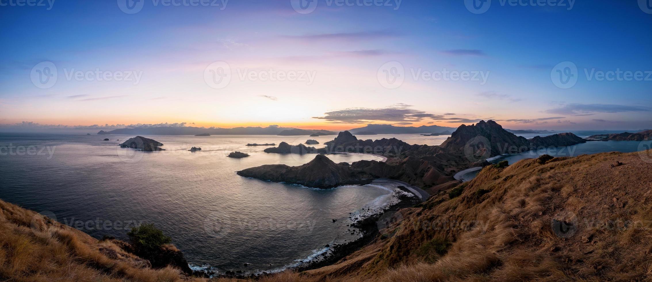 vista panorámica panorámica de la isla de padar. parque nacional de komodo, indonesia. foto