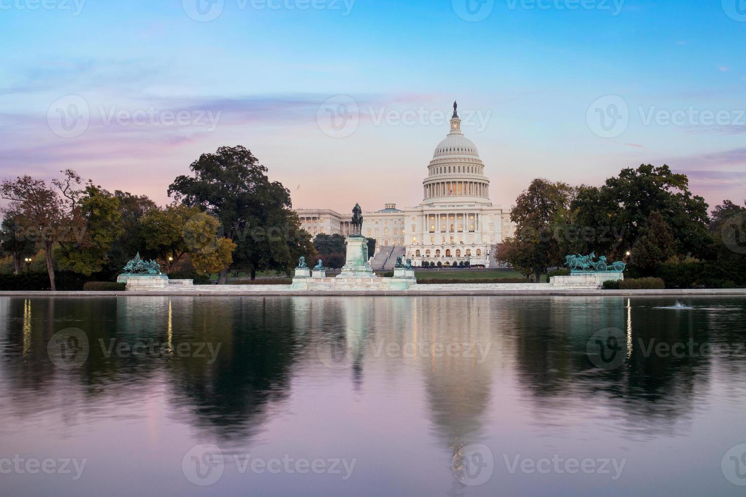 El edificio del capitolio de los Estados Unidos de América al amanecer y al atardecer foto