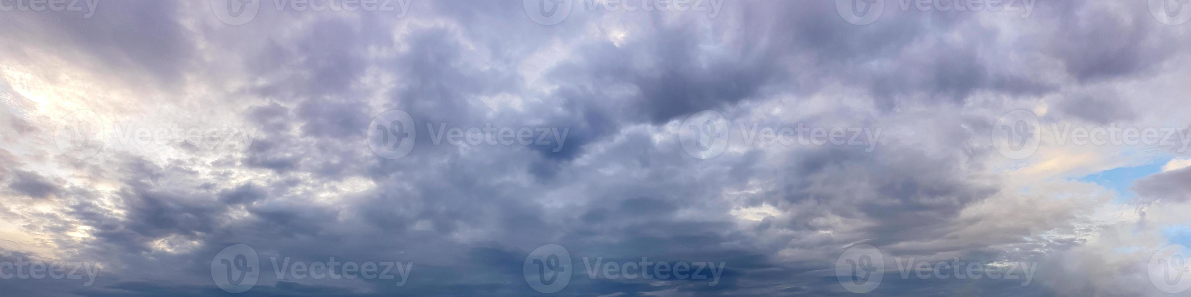 Panorama espectacular del cielo con nubes de tormenta en un día nublado foto