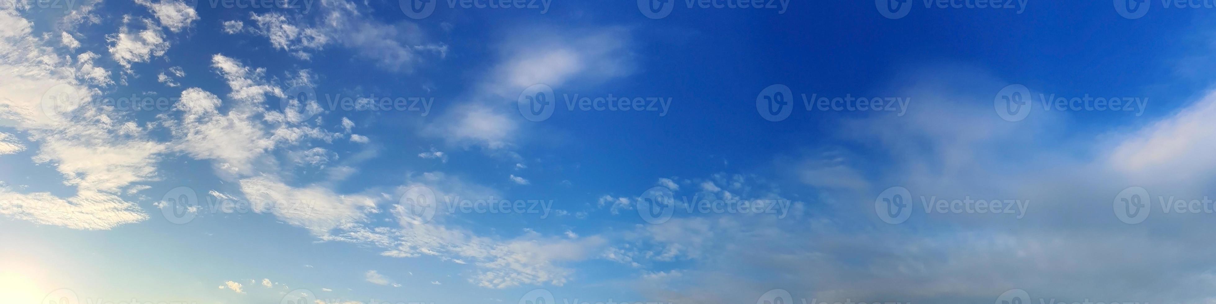 Panorama del cielo con hermosas nubes en un día soleado foto