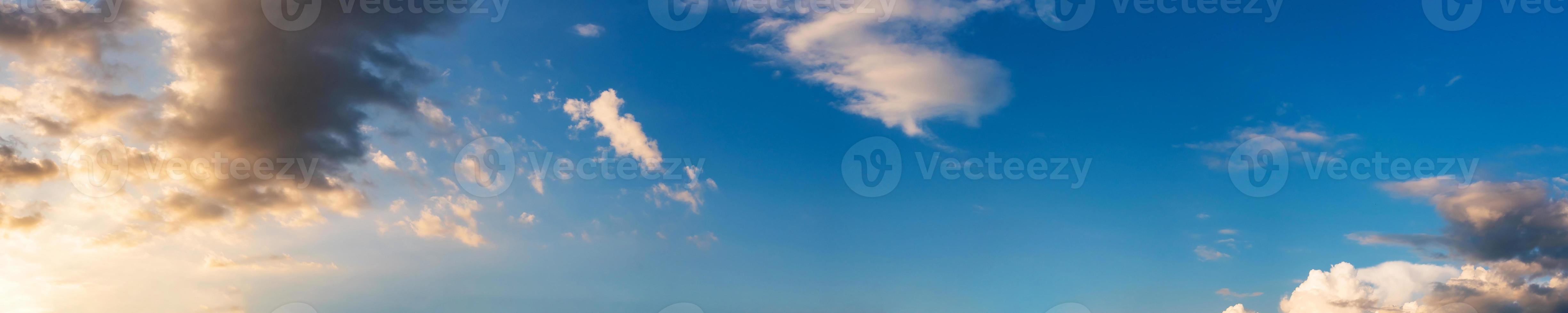 espectacular panorama del cielo con nubes en la hora del amanecer y el atardecer foto