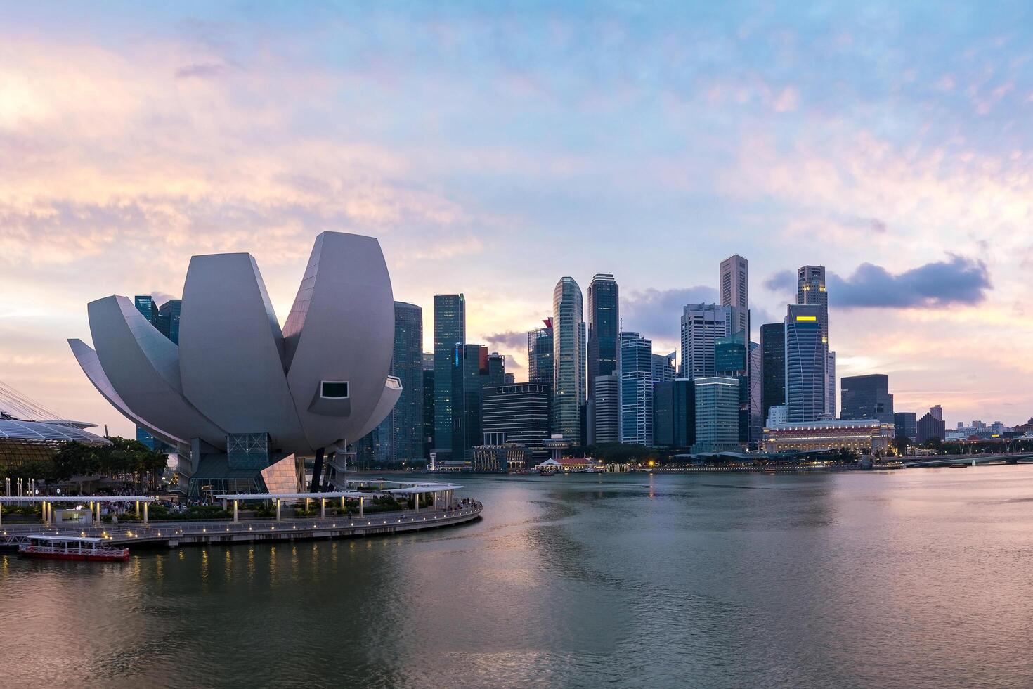 Escena crepuscular del horizonte del distrito de negocios de Singapur en Marina Bay. foto