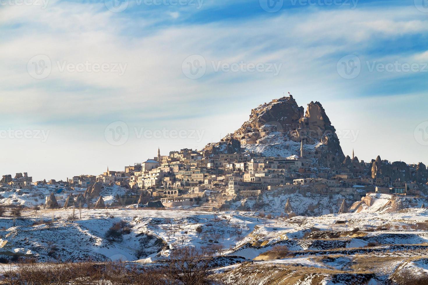 castillo de uchisar en invierno, capadocia, goreme, turquía. foto