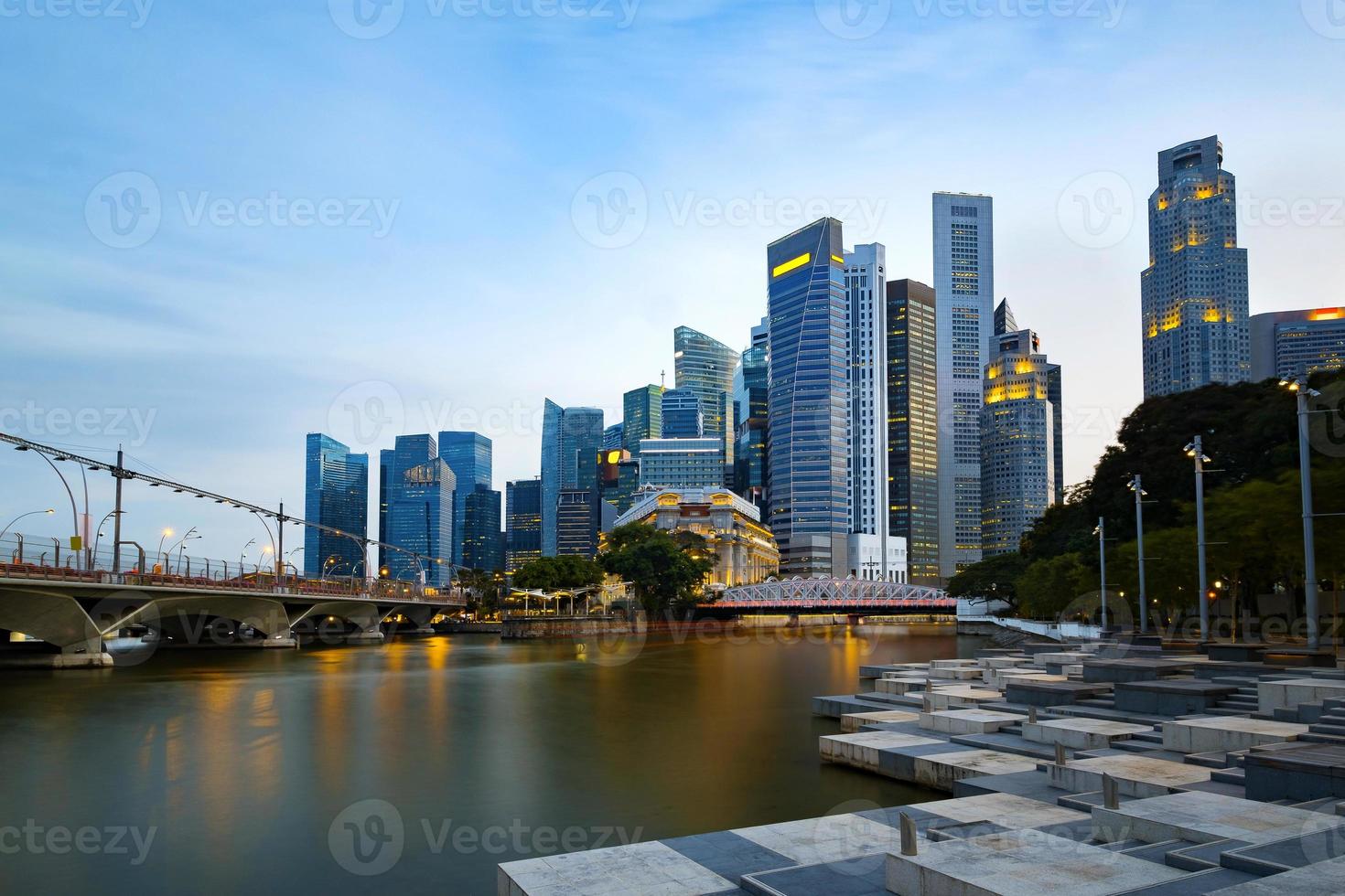 Horizonte del distrito financiero de Singapur en Marina Bay en el crepúsculo. foto