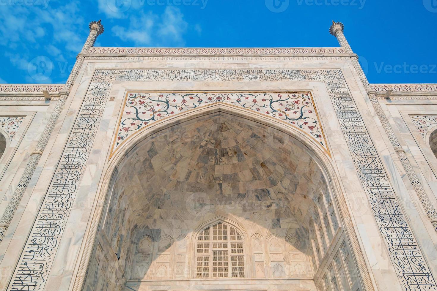 taj mahal en un día soleado. foto