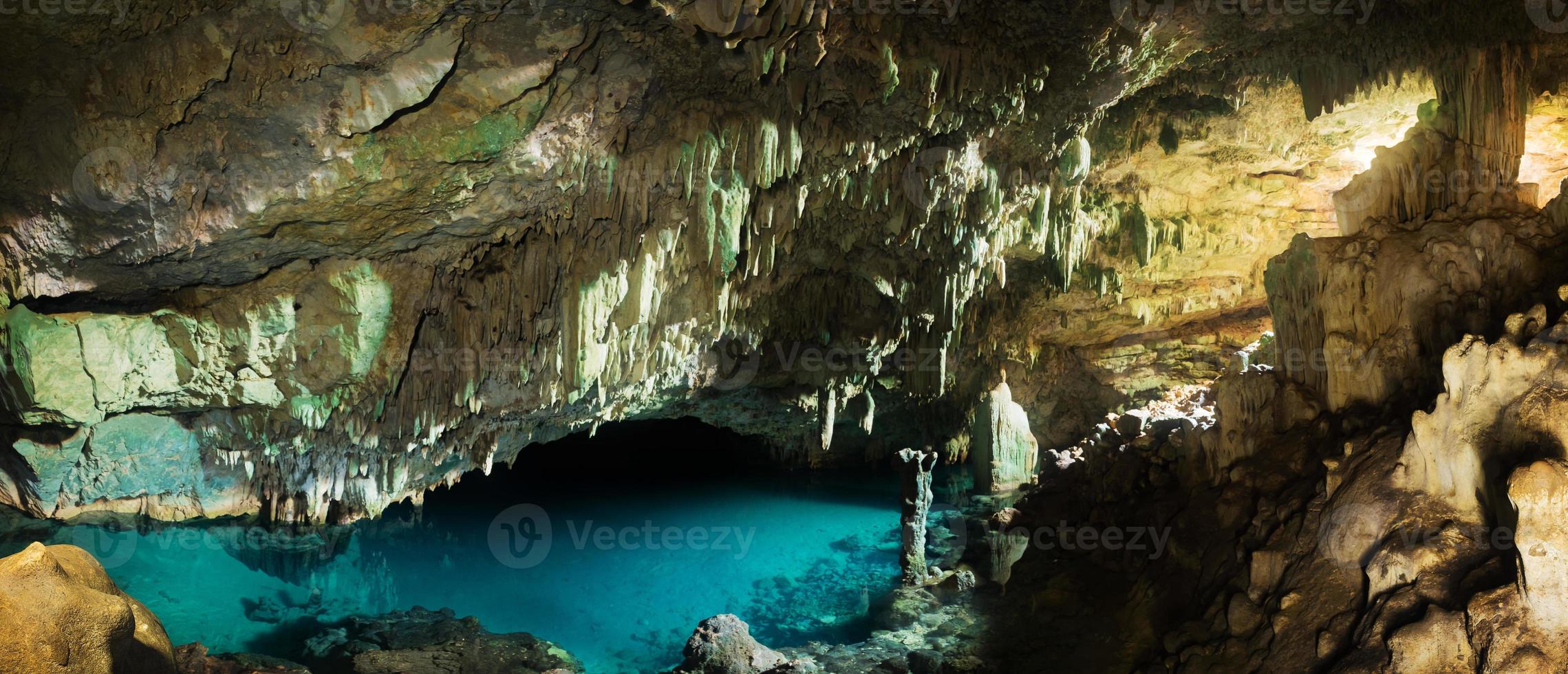 Cueva rangko en la isla de flores, labuan bajo, indonesia foto