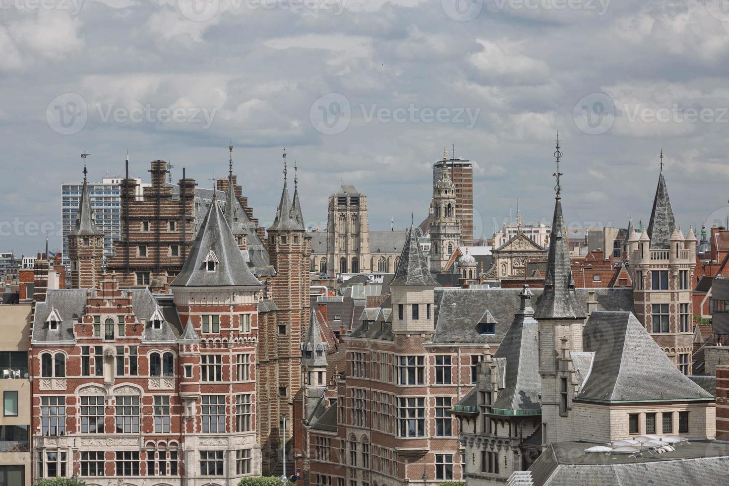 paisaje urbano de un puerto de amberes en bélgica sobre el río. foto