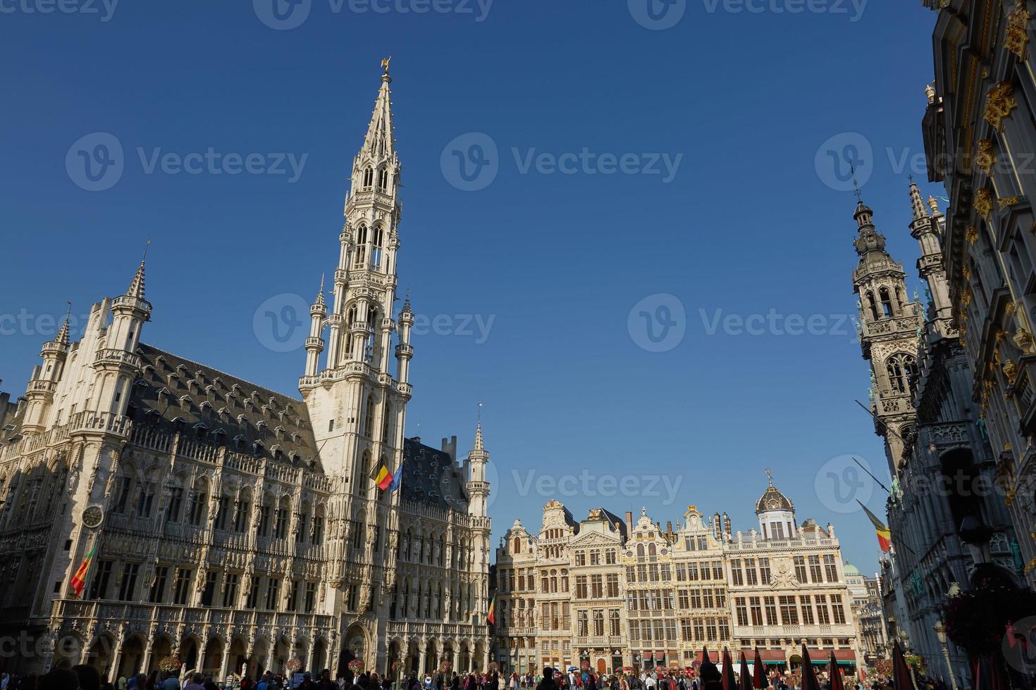 Turistas en la Grand Place de Bruselas, Bélgica foto