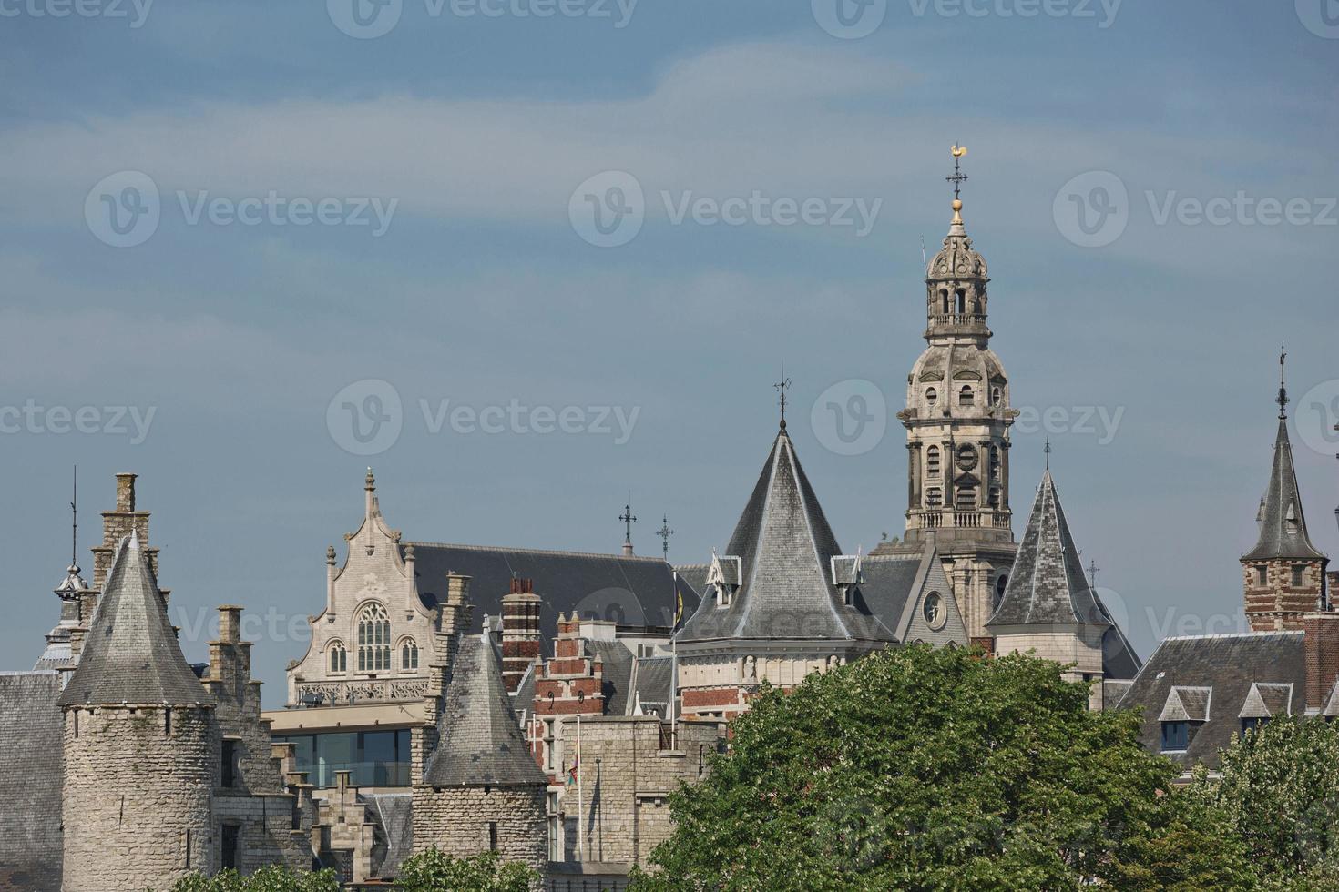 paisaje urbano de un puerto de amberes en bélgica sobre el río. foto