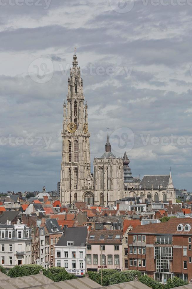 Paisaje urbano y una catedral de nuestra señora en Amberes, Bélgica foto