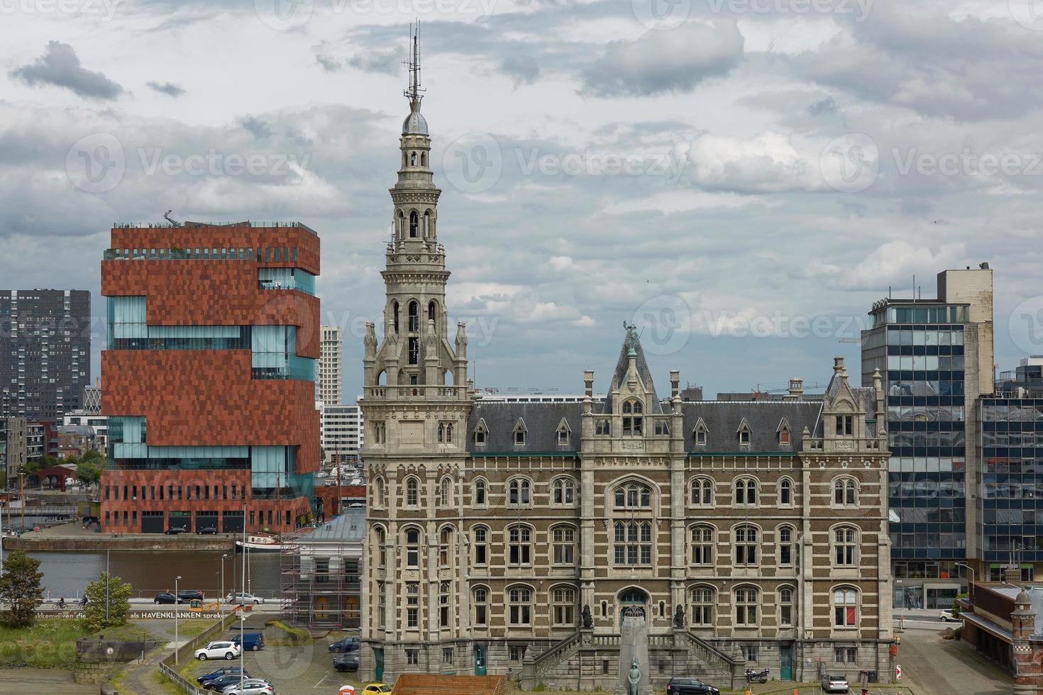 El museo aan de stroom ubicado a lo largo del río Scheldt en el distrito de Eilandje de Amberes, Bélgica foto