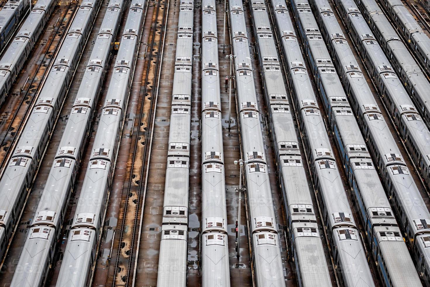 Vista aérea de primer plano de alto ángulo del depósito de trenes de Hudson Yard con líneas de tren foto