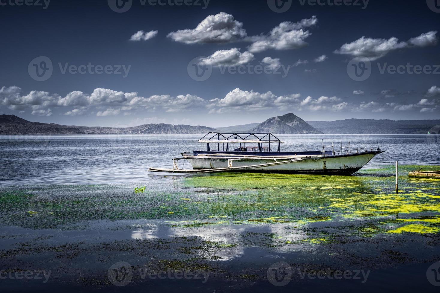 Hermoso día en el pintoresco lago Taal en Talisay, Batangas, Filipinas foto