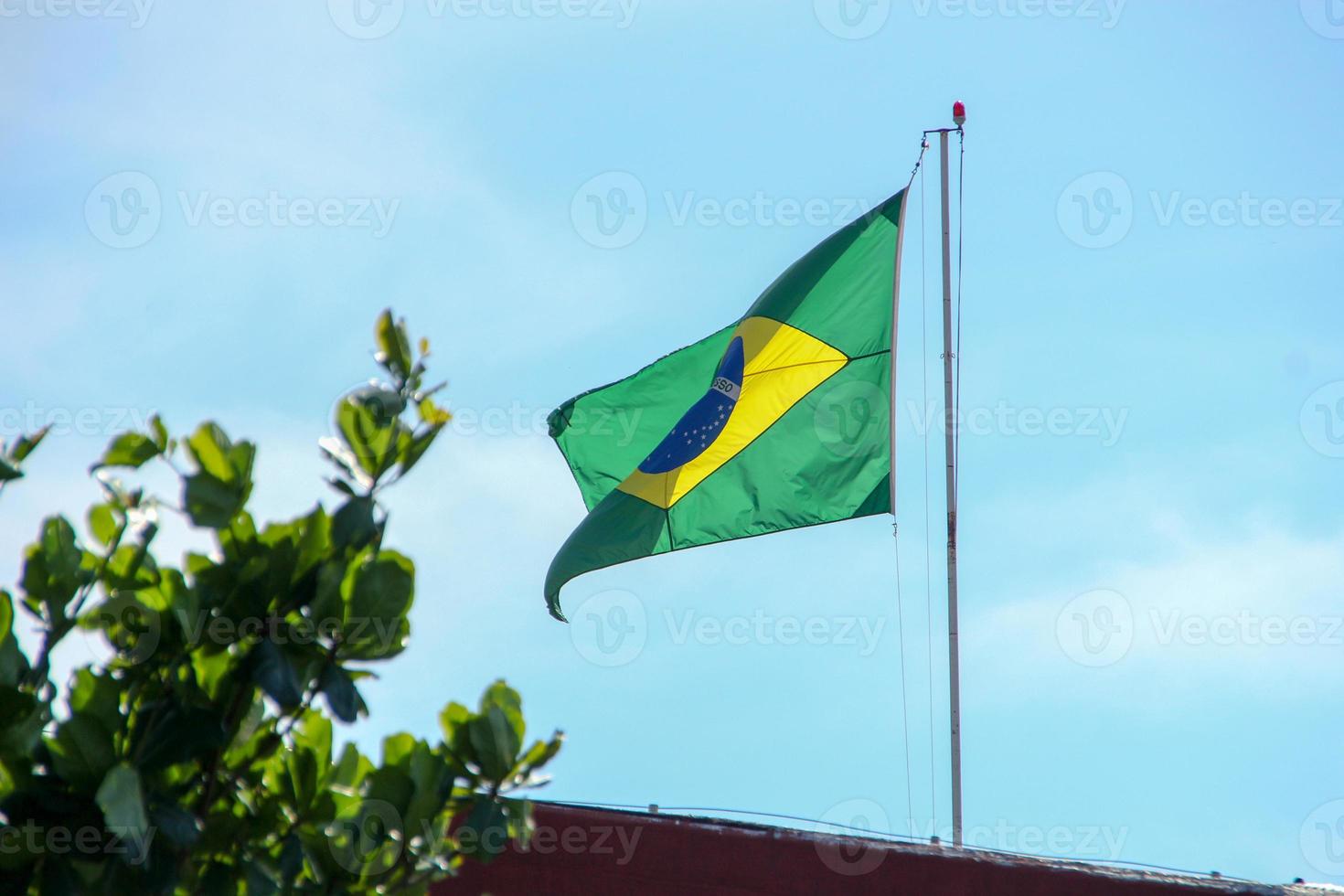 bandera brasileña ondeando al aire libre en río de janeiro. foto