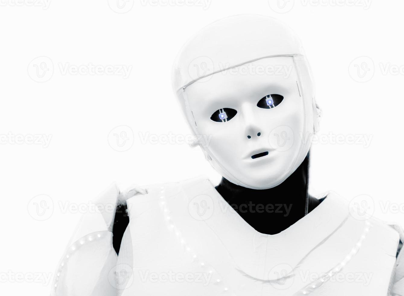 Retrato de un hombre con un traje de robot con ojos azules aislado sobre un fondo blanco. foto