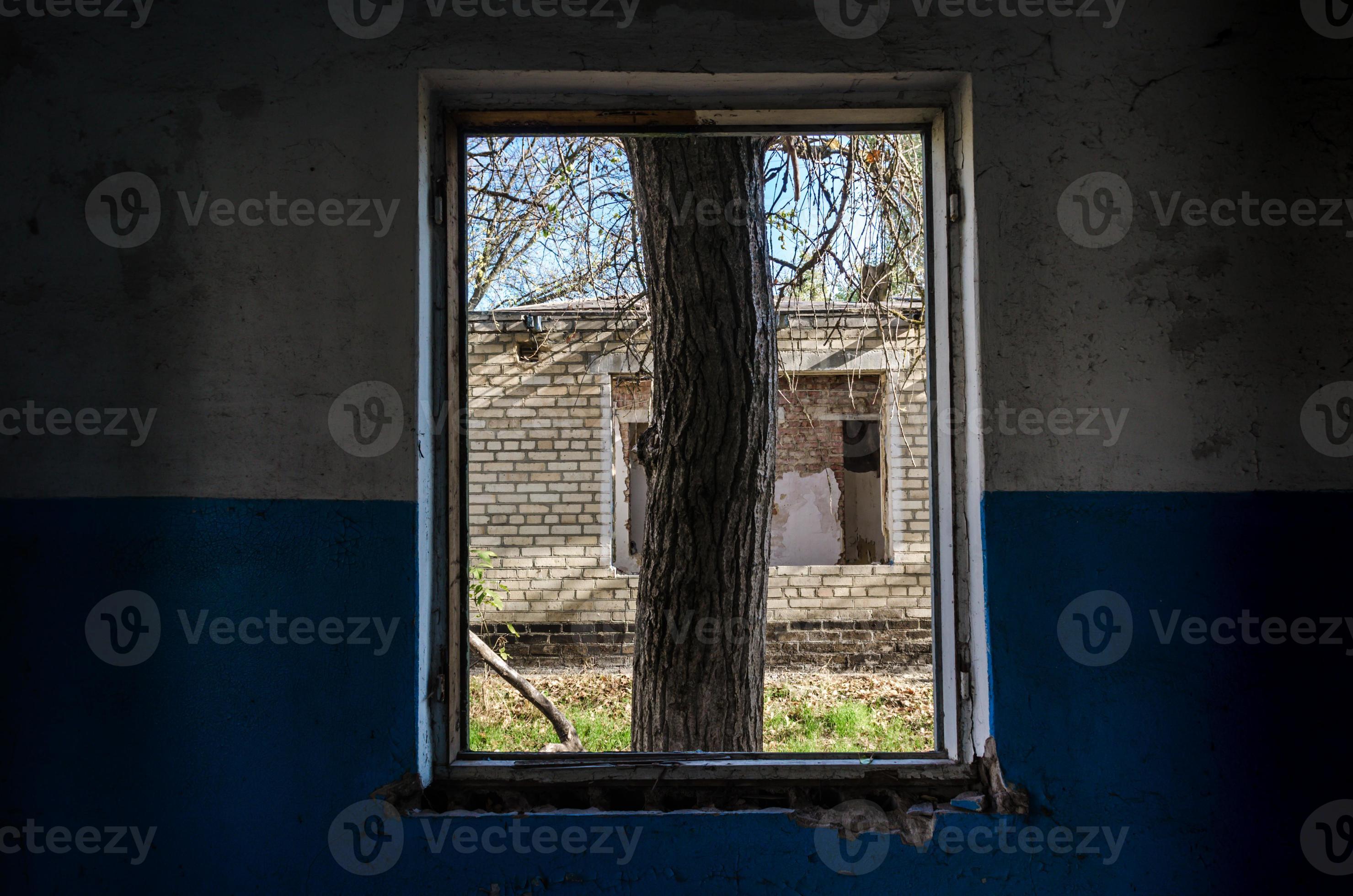 Vista desde la ventana de una casa abandonada abandonada en Ucrania foto