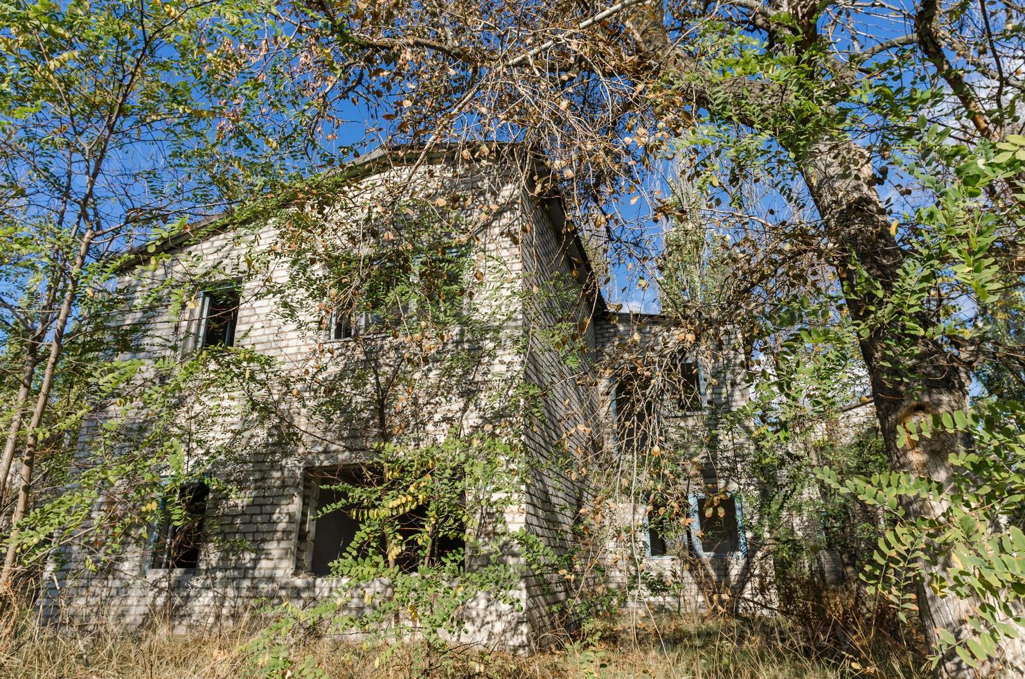 Antigua casa de pueblo abandonada en Ucrania foto