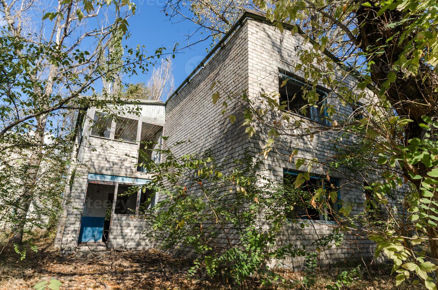 Antigua casa de pueblo abandonada en Ucrania foto