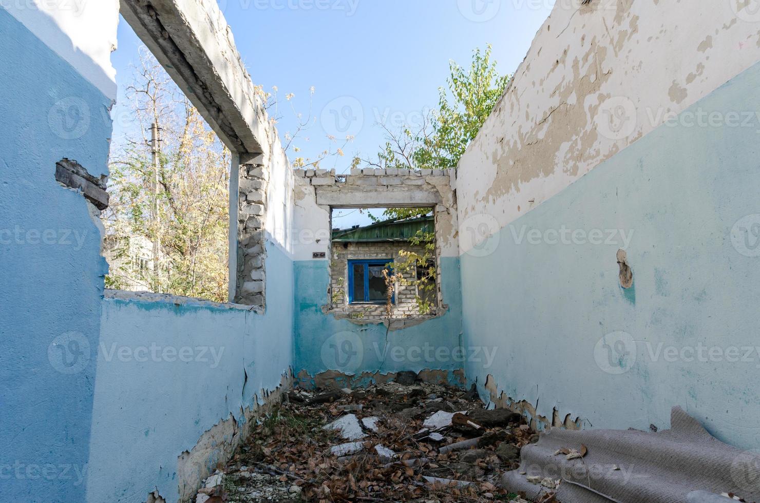 Ruinas de una antigua casa de pueblo abandonada en Ucrania foto