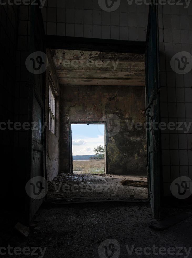 Salir de un refugio antiaéreo abandonado después del bombardeo en Ucrania. foto