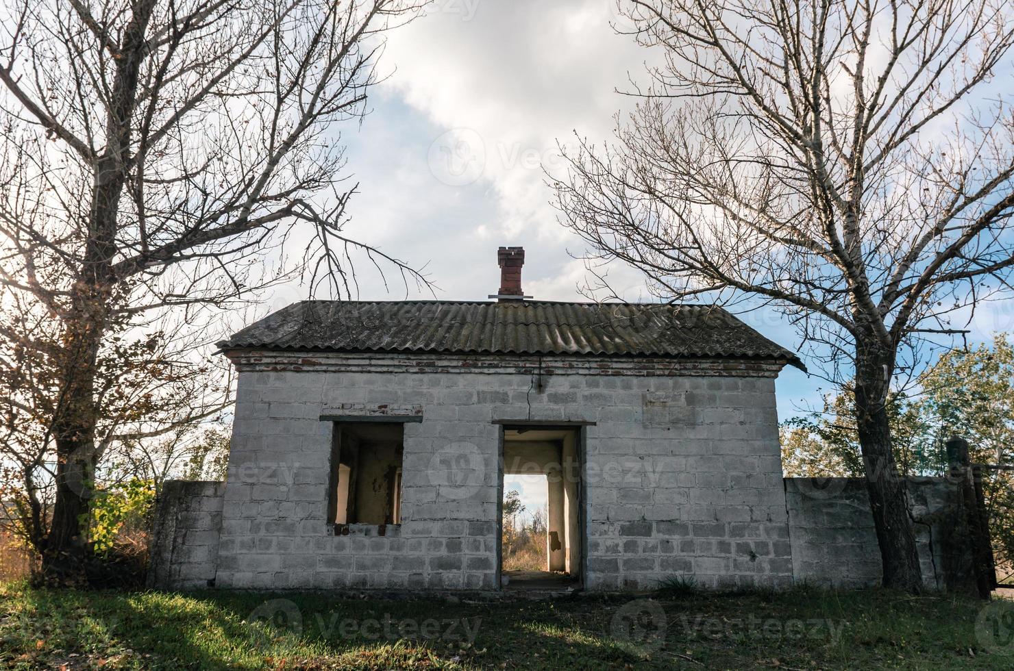 Antigua casa de pueblo de madera abandonada en Ucrania foto