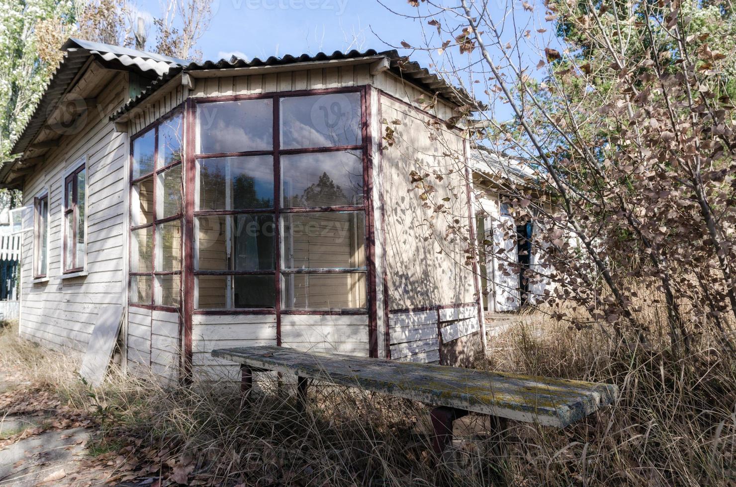 Antigua casa de pueblo de madera abandonada en Ucrania foto