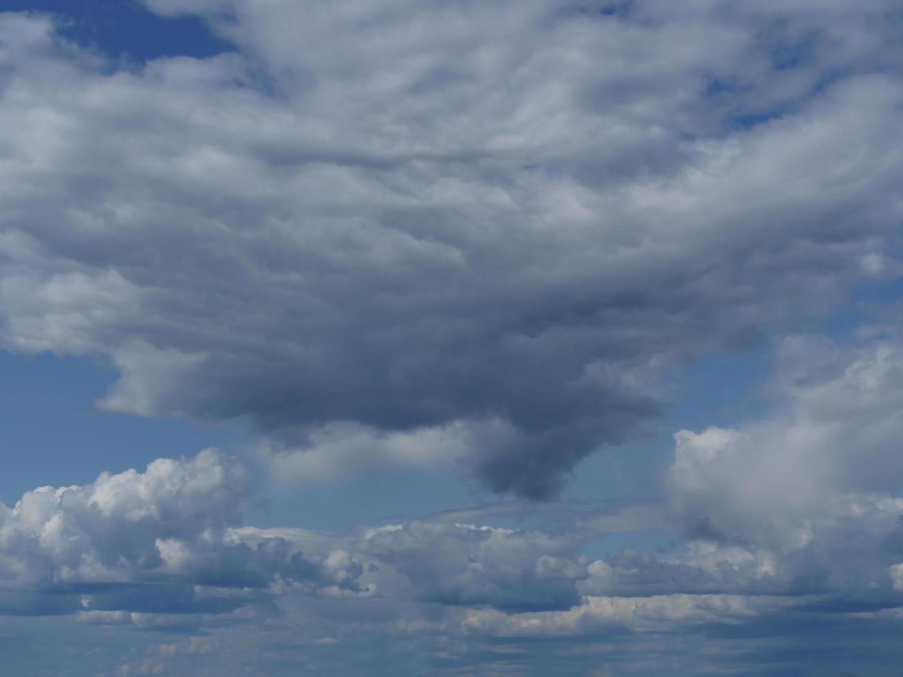 nubes de lluvia en el cielo azul foto