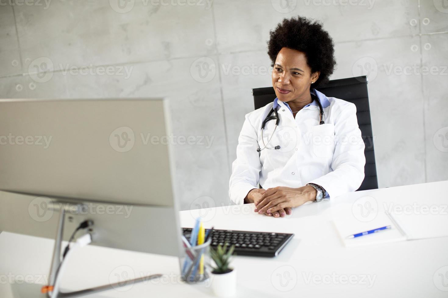 médico reuniéndose virtualmente con un paciente foto