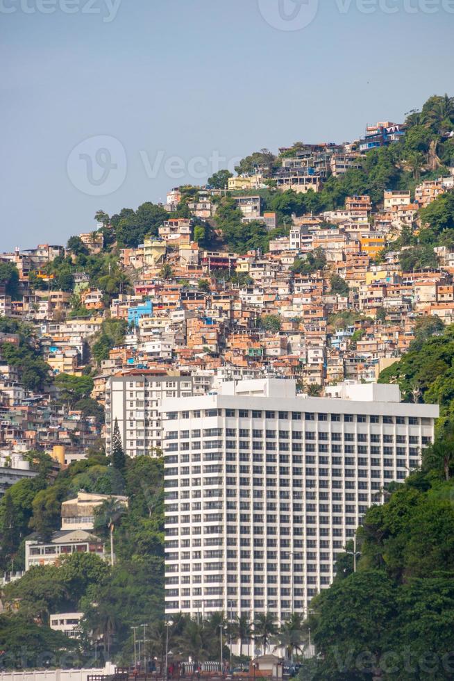 Colina vidigal como se ve desde la playa de Leblon en Río de Janeiro, Brasil foto