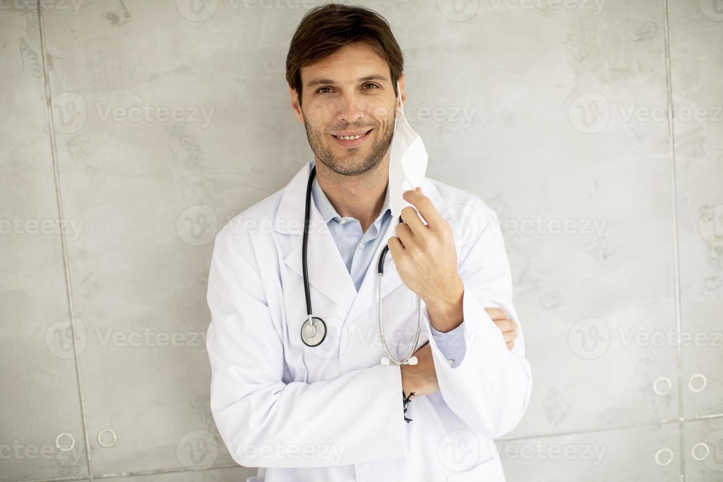 retrato de un médico con una máscara foto