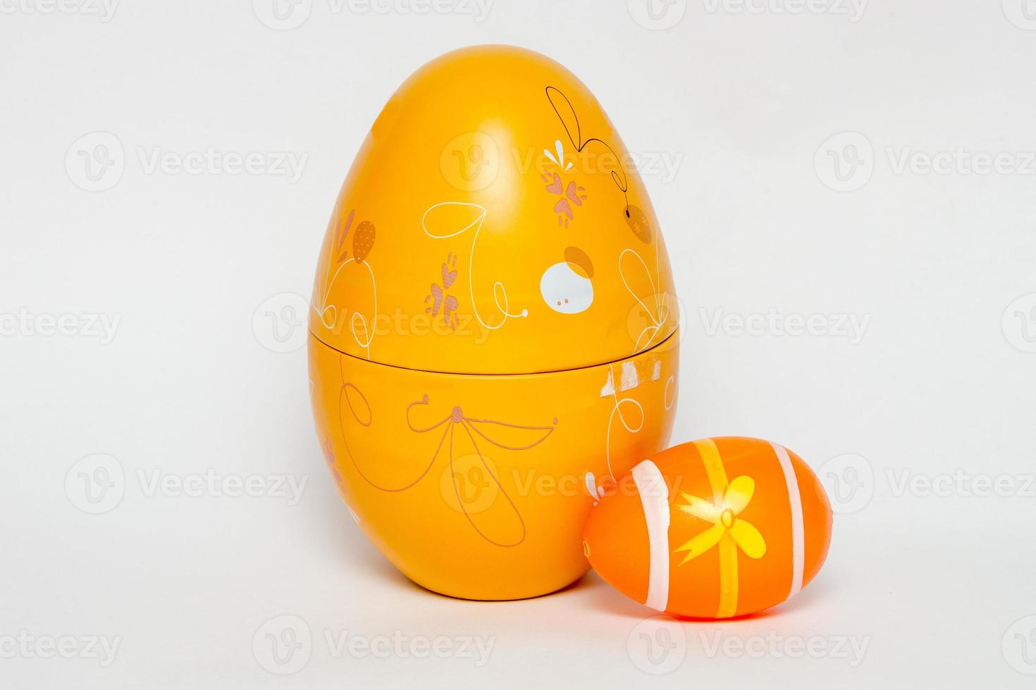 huevos de plástico amarillos y naranjas, utilizados para la decoración de pascua foto