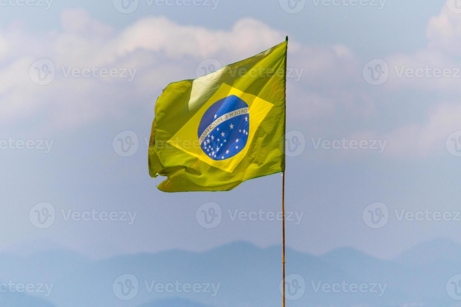 Bandera de Brasil al aire libre en una playa en Río de Janeiro. foto