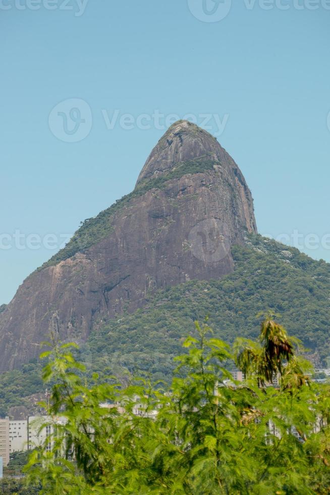 Colina de dos hermanos visto desde la laguna Rodrigo de Freitas en Río de Janeiro. foto
