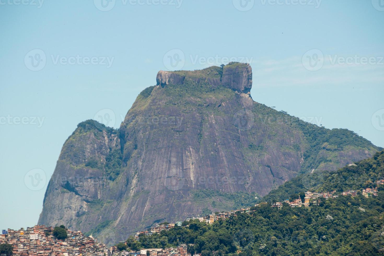 Dio una piedra vista desde la laguna Rodrigo de Freitas en Río de Janeiro. foto