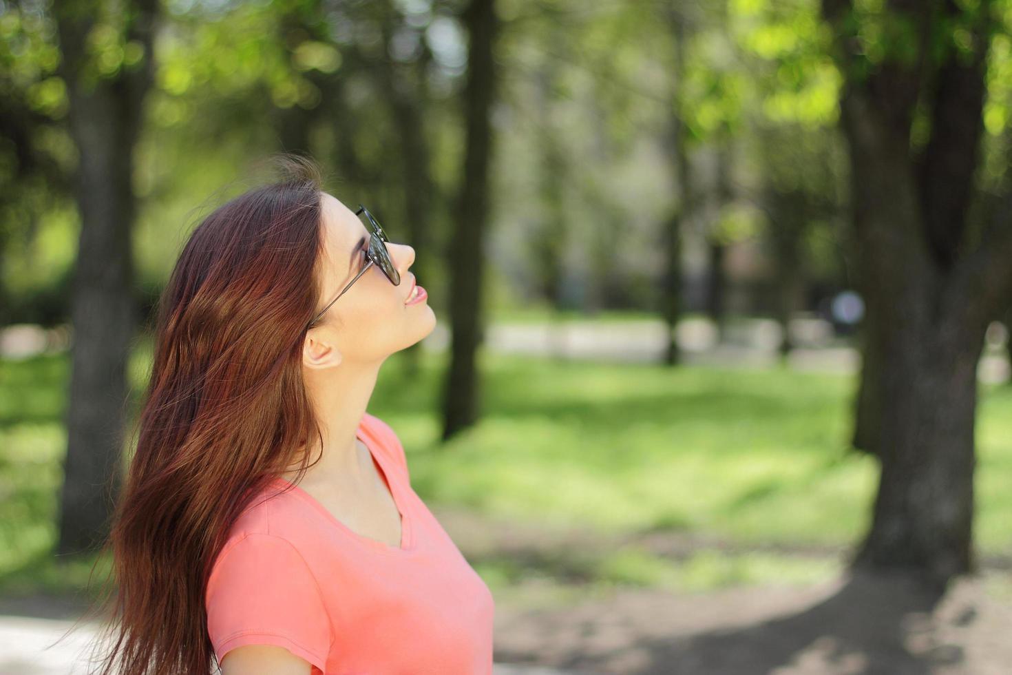 mujer mirando hacia arriba en un parque foto