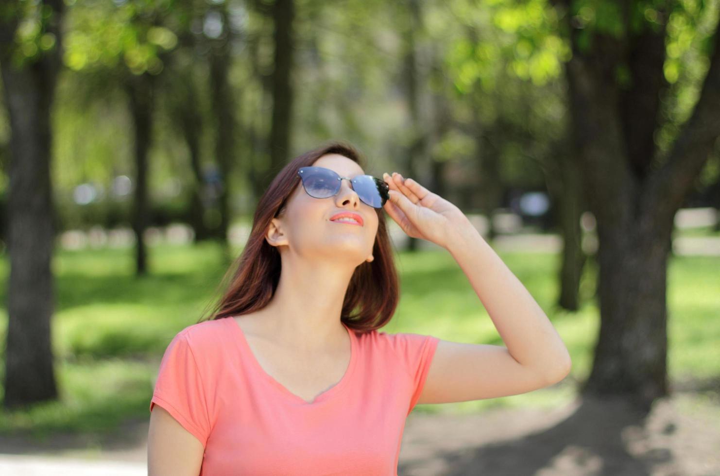 mujer con gafas de sol mientras está en un parque foto