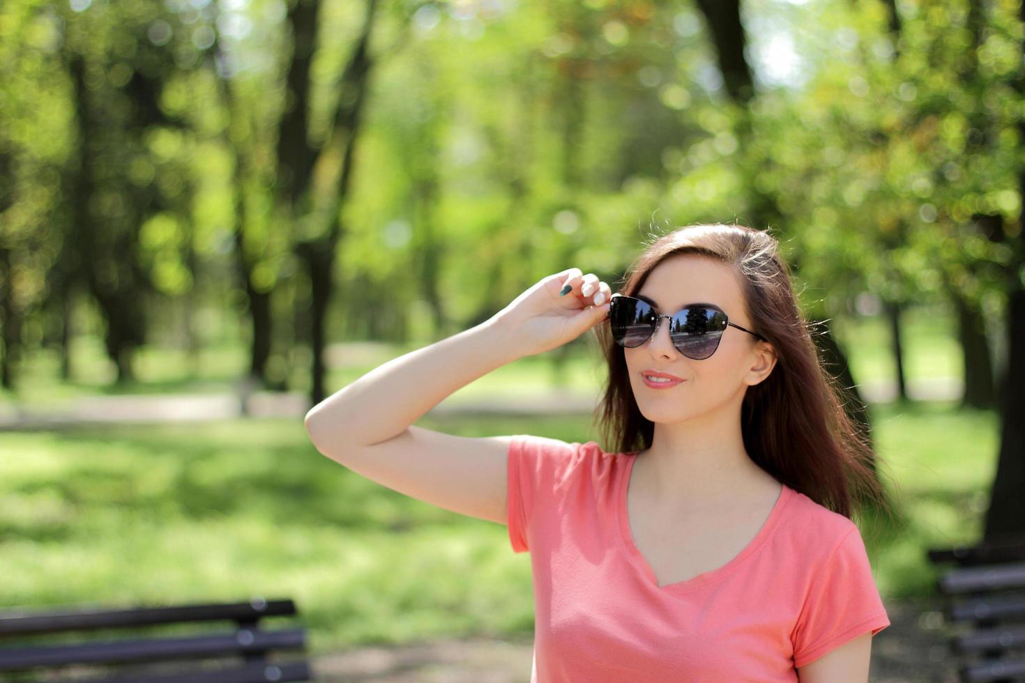 mujer disfrutando de un día en el parque foto