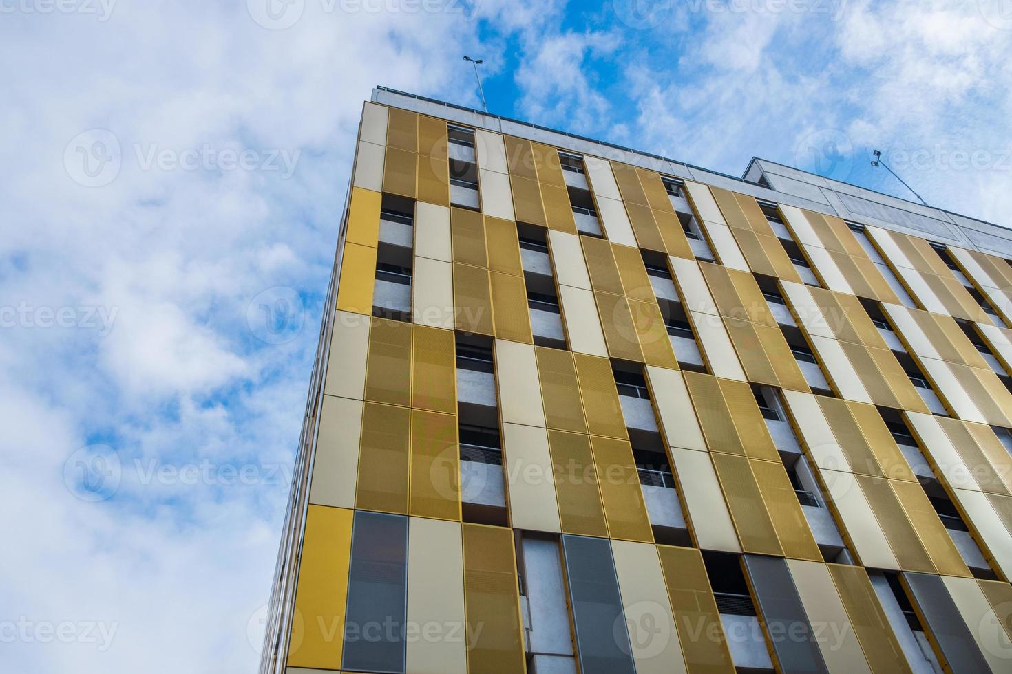 Colores y formas contrastantes en la fachada del edificio contra el cielo en Manchester, Reino Unido foto