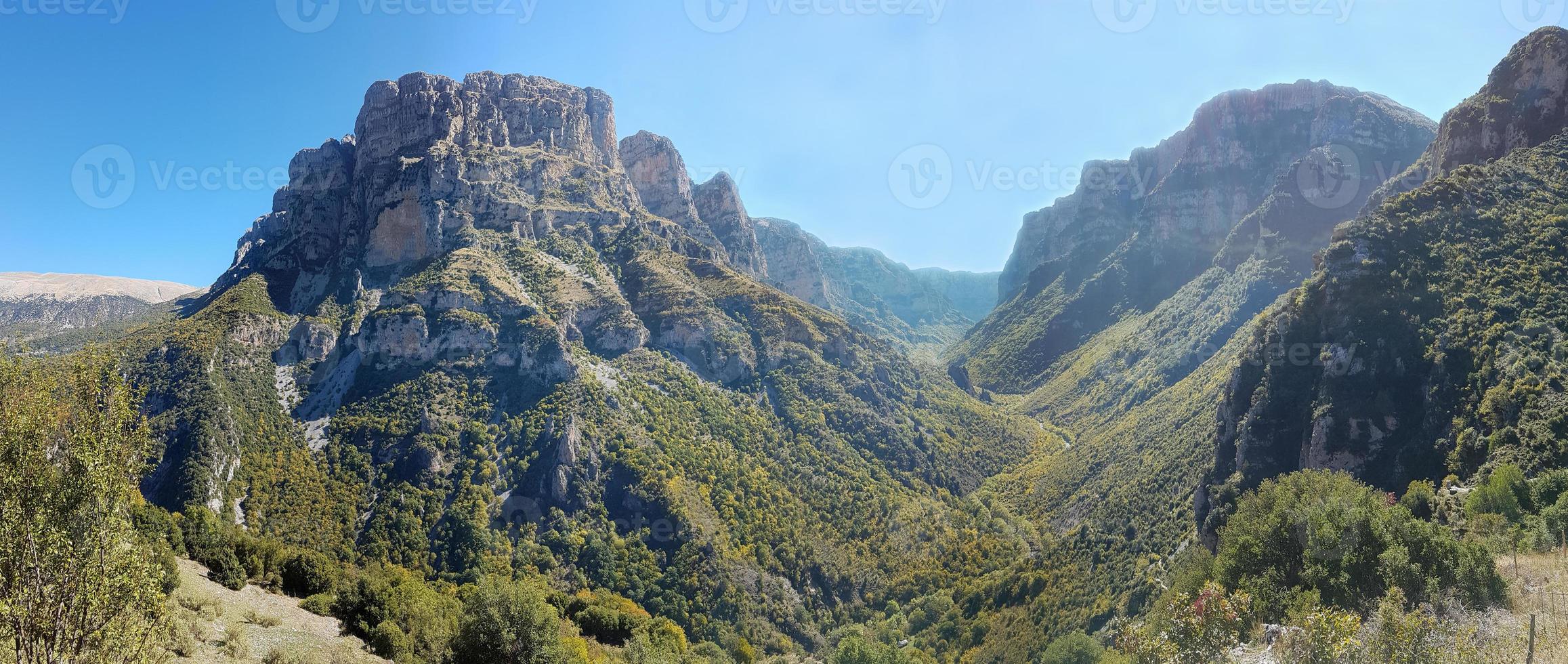 Vista panorámica del desfiladero de Vikos en Epiro, en el norte de Grecia foto