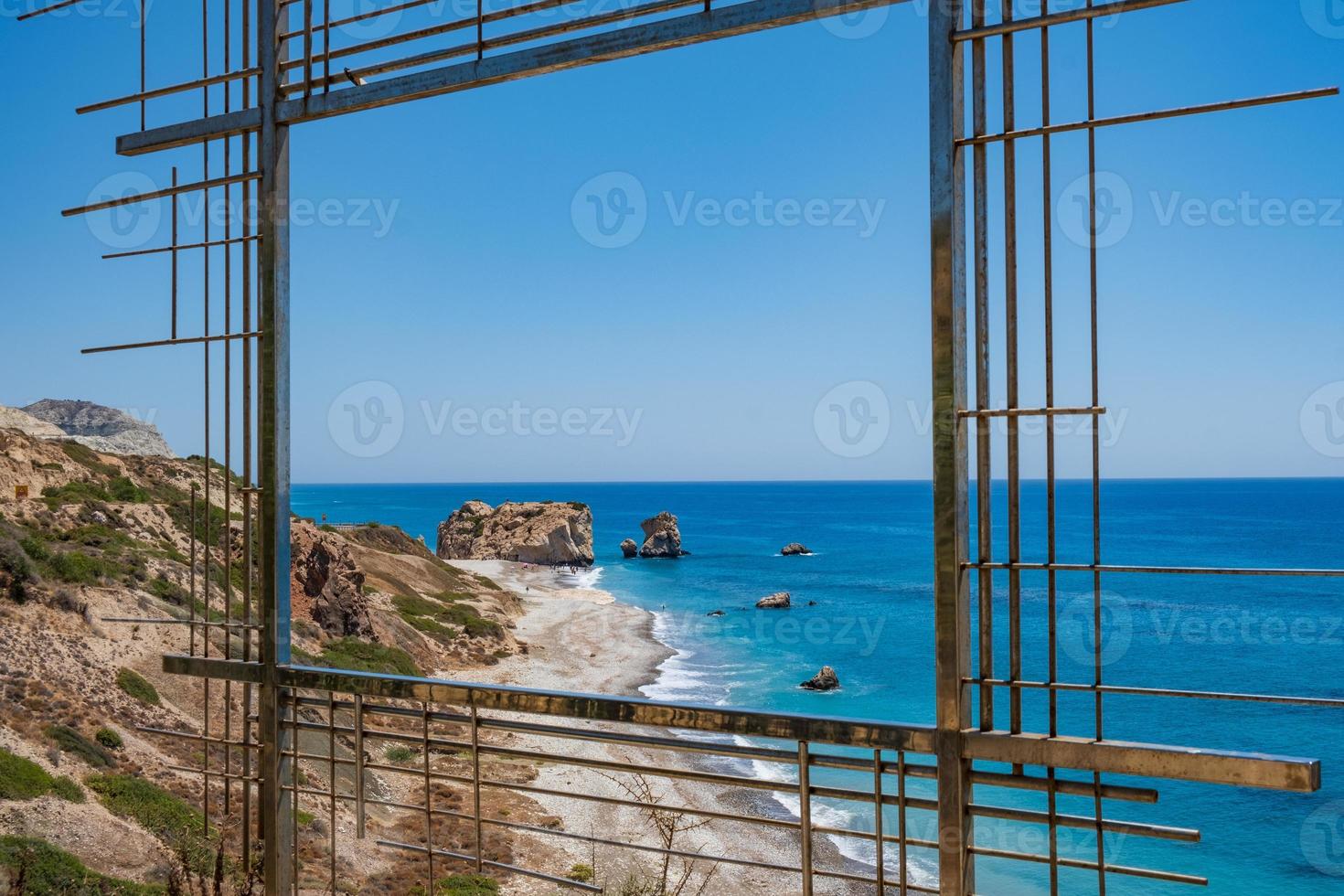 Petra tou romiou afrodita lugar de nacimiento en paphos chipre detrás de una construcción enmarcada foto