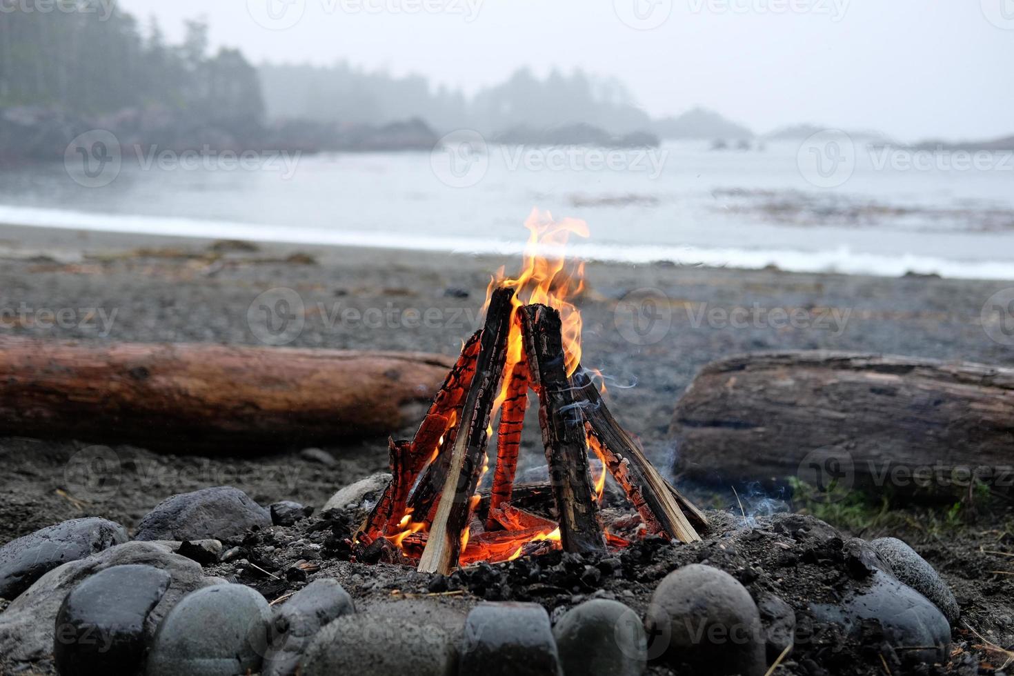 fuego en una playa foto