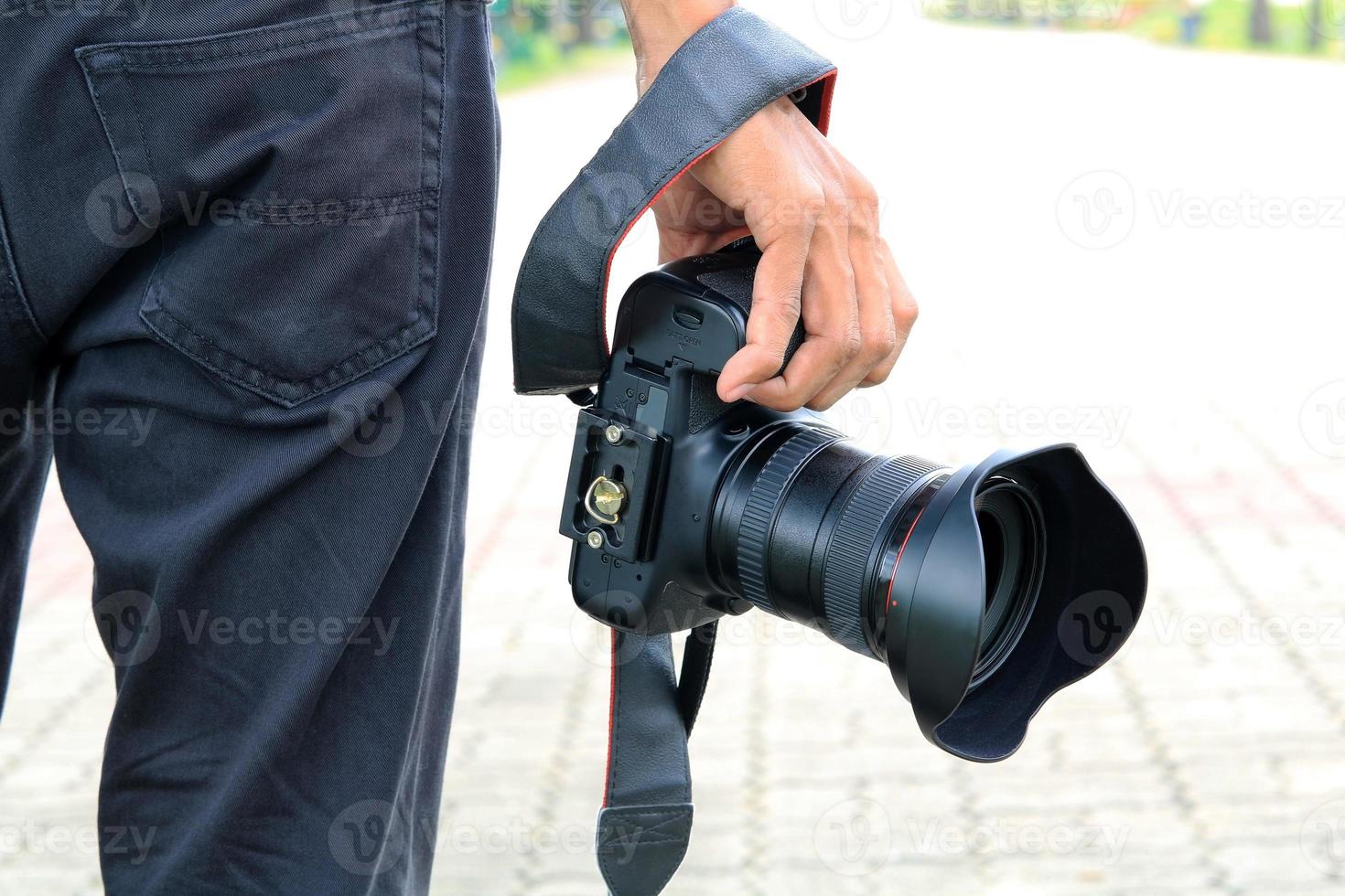 fotógrafo profesional sosteniendo la cámara foto