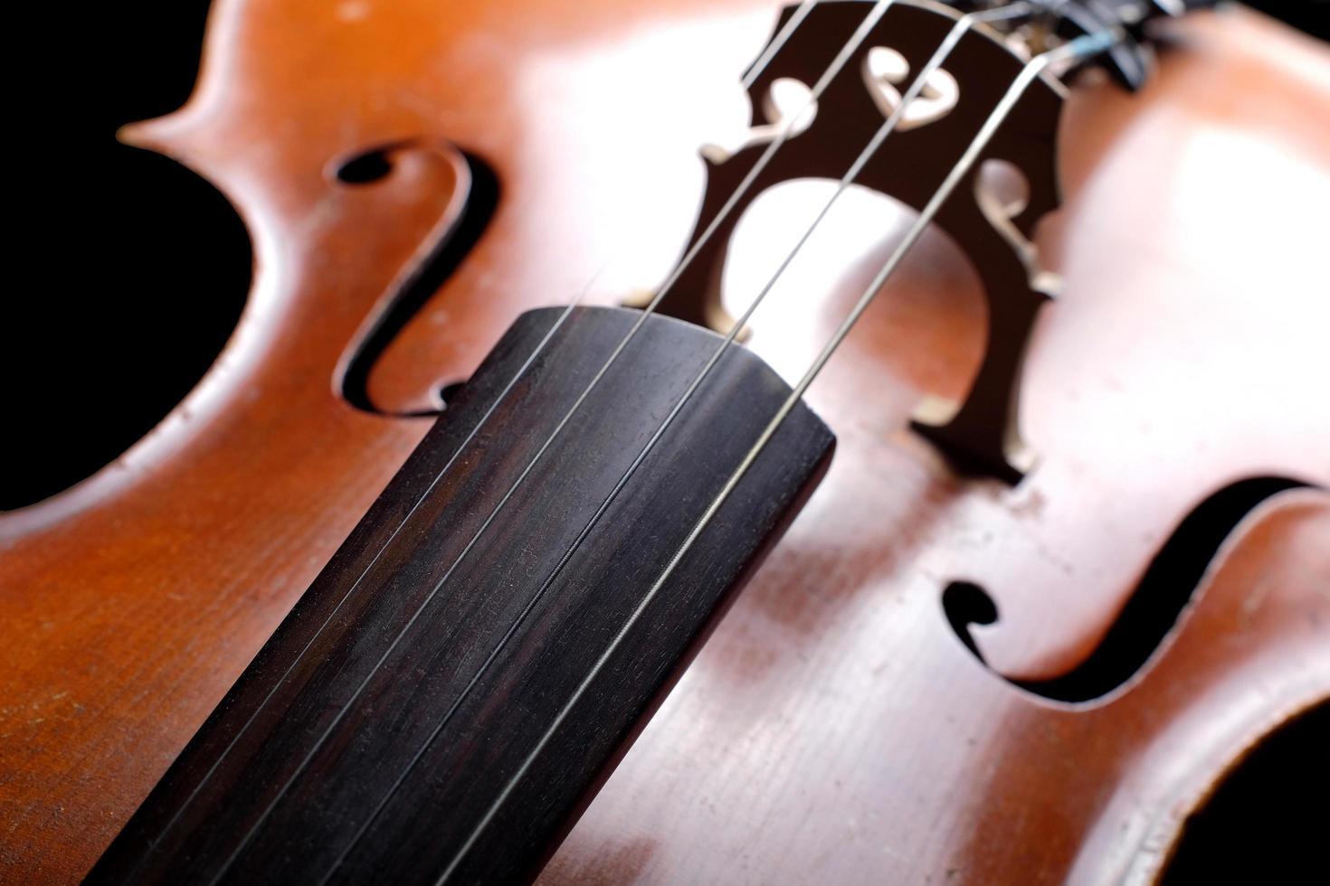 un violonchelo con reflejo foto