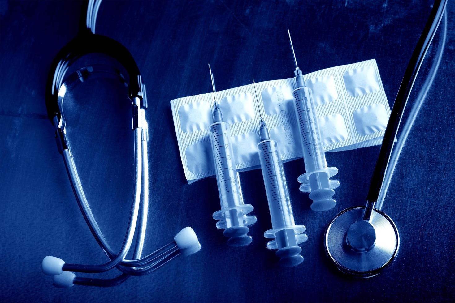 Equipos médicos en monocromo azul. foto