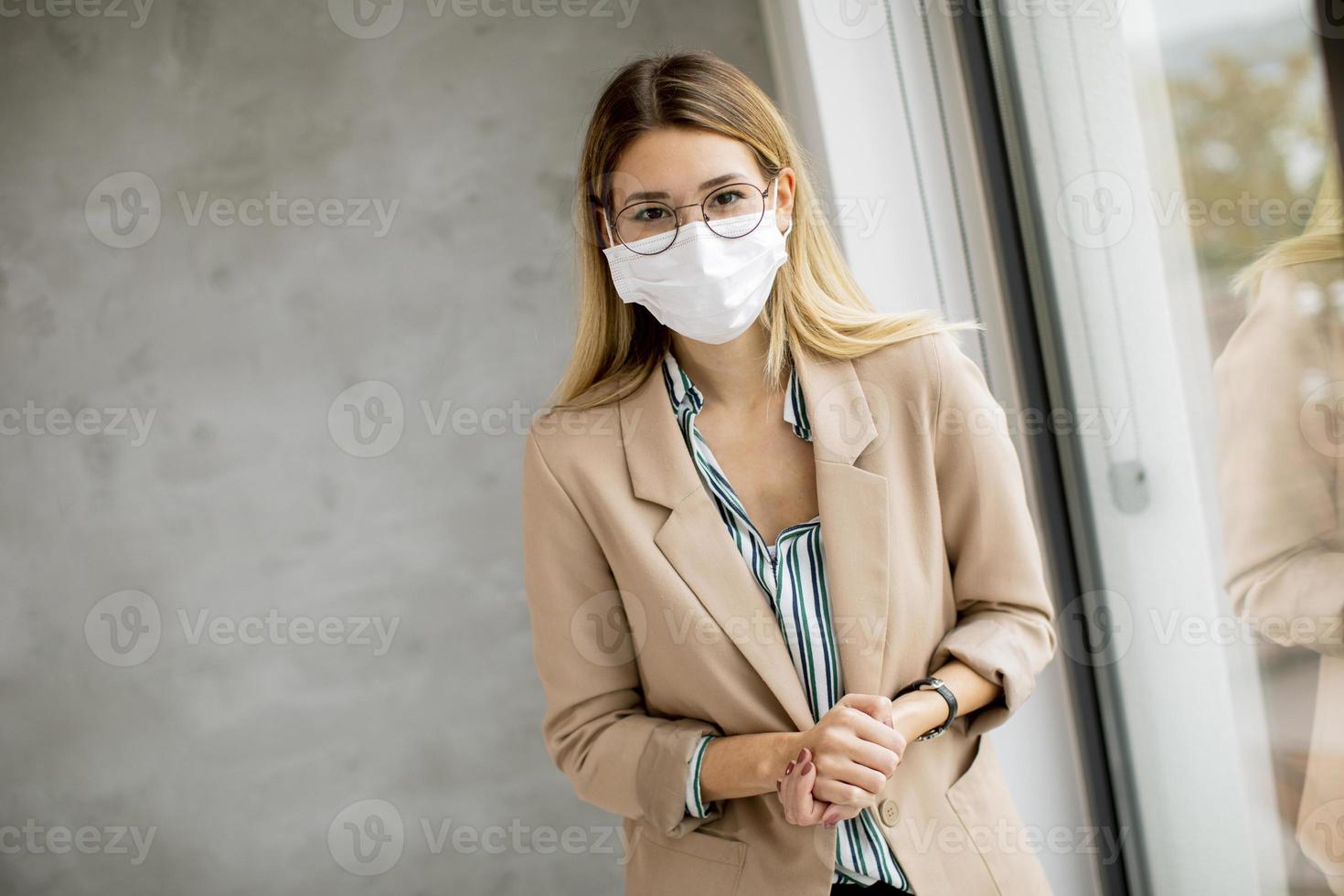 mujer con gafas y una máscara foto